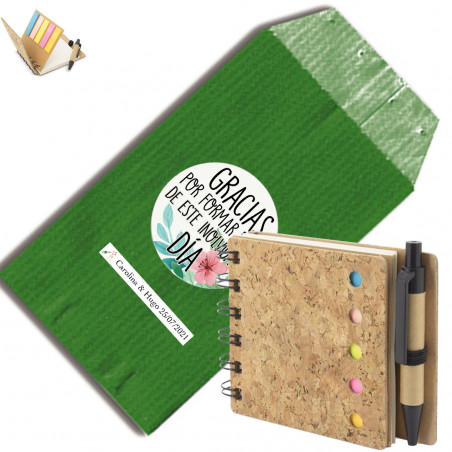 Quaderno ad anelli con post-it e fogli, più una penna per scrivere in una busta verde kraft e un adesivo personalizzato per le