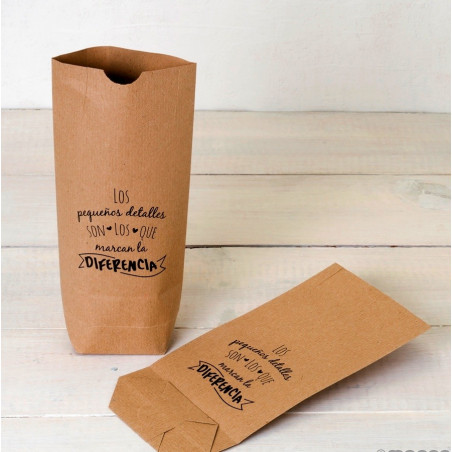 Ornamento natalizio a forma di gufo di legno in un sacchetto di carta kraft con frase di dedica