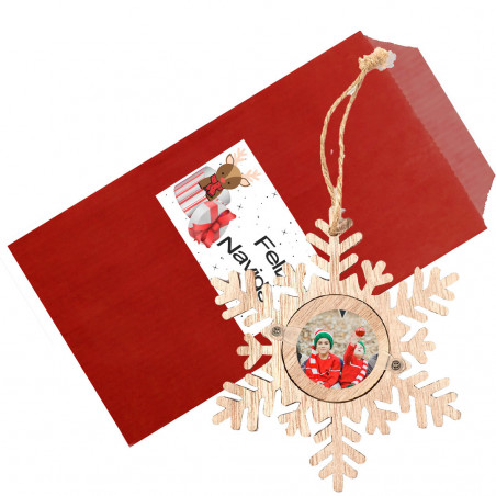 Ciondolo natalizio con foto a forma di fiocco di neve presentato in una busta regalo rossa e adesivo per natale