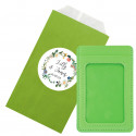 Portacarte in similpelle con finestra verde presentato in una busta di carta e adesivo fotografico