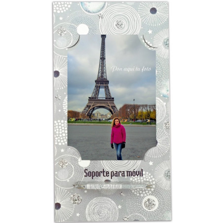 Porta cellulare in cartone con spazio per due foto presentato in una busta regalo con adesivo nuziale con immagine