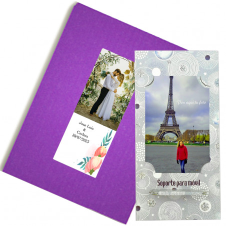 Porta cellulare in cartone con spazio per due foto presentato in una busta regalo con adesivo nuziale con immagine
