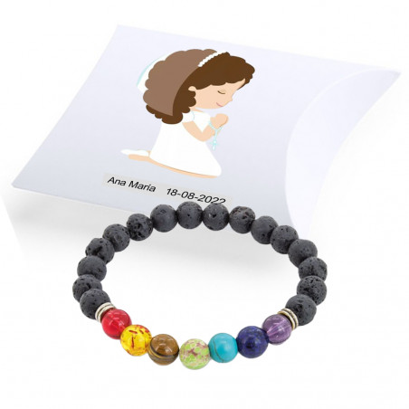 Bracciale in pietra vulcanica con 7 chakra in una scatola bianca con adesivi per un regalo di comunione personalizzato