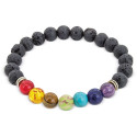 Bracciale in pietra vulcanica con 7 chakra in una scatola bianca con adesivi per un regalo di comunione personalizzato