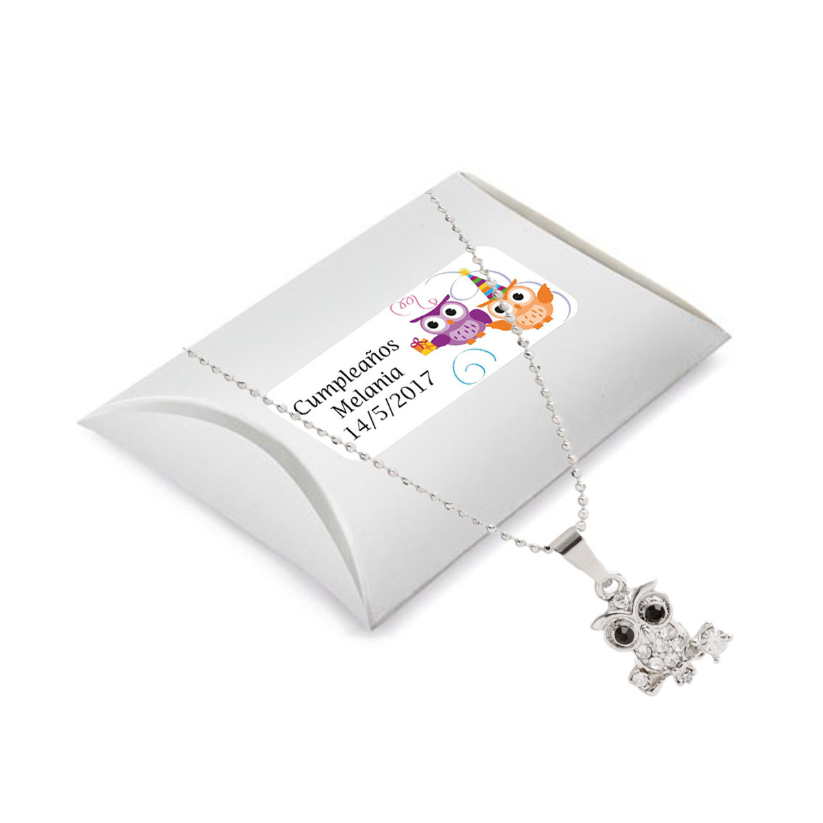 Choker di alta gioielleria con un gufo in una scatola di cartone e un adesivo di compleanno personalizzato