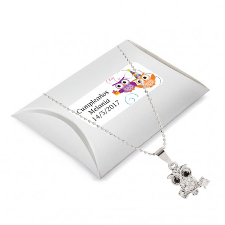 Choker di alta gioielleria con un gufo in una scatola di cartone e un adesivo di compleanno personalizzato