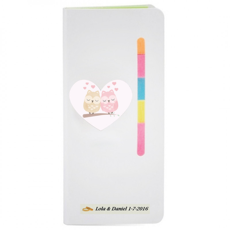 Quaderno per la borsa con post it colorato presentato con adesivo del matrimonio e testo personalizzato