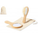 Spazzola e specchio da mano realizzati in legno con decorazione con adesivo di un bambino.