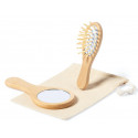 Spazzola e specchio da mano realizzati in legno con decorazione con adesivo di un bambino.