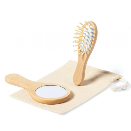 Spazzola e specchio da mano realizzati in legno con decorazione con adesivo di un bambino.