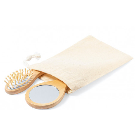 Spazzola e specchio da mano realizzati in legno con decorazione con adesivo di un bambino.
