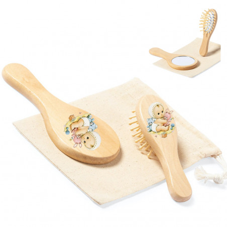 Spazzola e specchio da mano realizzati in legno con decorazione con adesivo di un bambino.