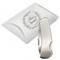 Coltellino tascabile in acciaio inossidabile color argento, confezionato in una confezione regalo con adesivo personalizzato.