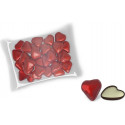 Vaso da shot e cioccolatino a forma di cuore personalizzato con adesivi con immagine presentato in baulino
