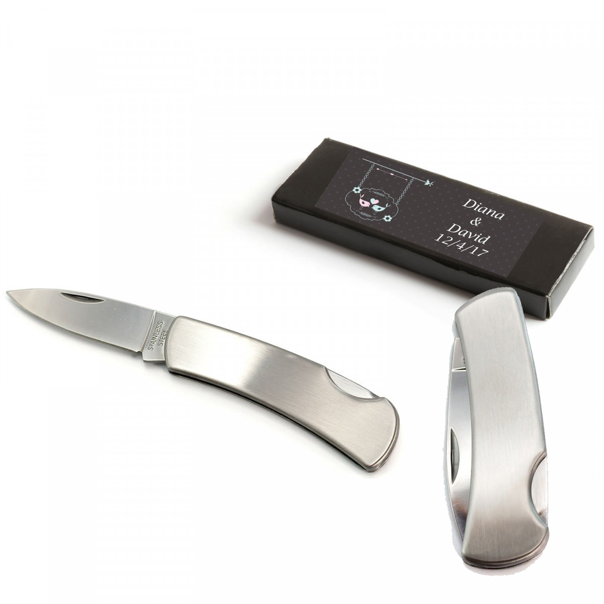 Coltello argentato in scatola nera con adesivo personalizzato