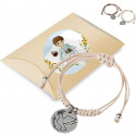 Braccialetto in corda da donna con medaglia pendente presentato in una scatola regalo con un adesivo personalizzato per la