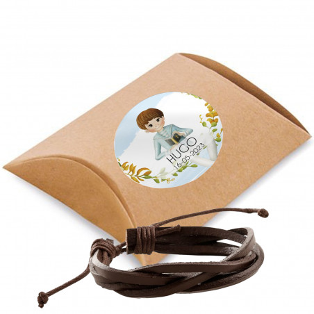 Bracciale da uomo in pelle intrecciata in una scatola di carta kraft con adesivo per personalizzarlo per qualsiasi evento.