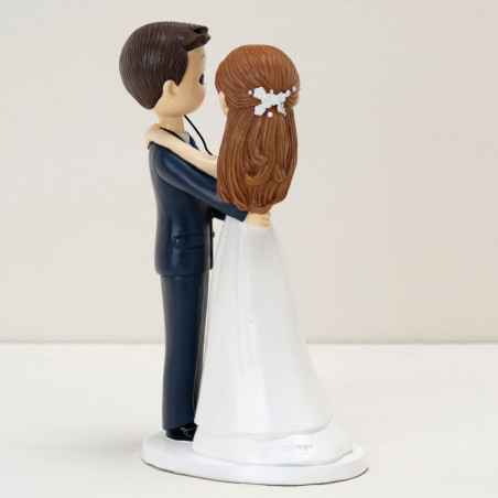 Figura di torte di giovani sposi