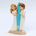 Figura pastello matrimonio sulla spiaggia con tavola da surf