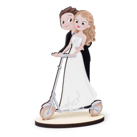 Figura di sposi in legno per torte nuziali con monopattino elettrico
