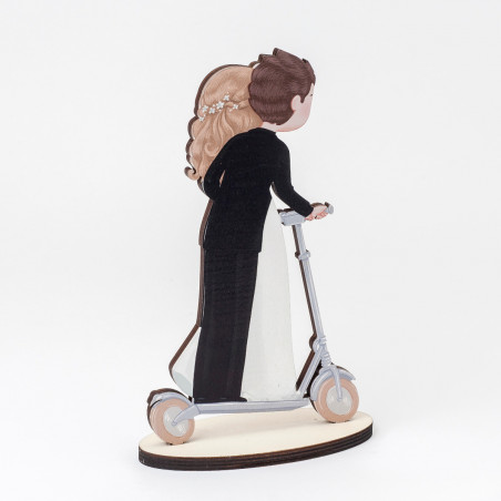 Figura di sposi in legno per torte nuziali con monopattino elettrico