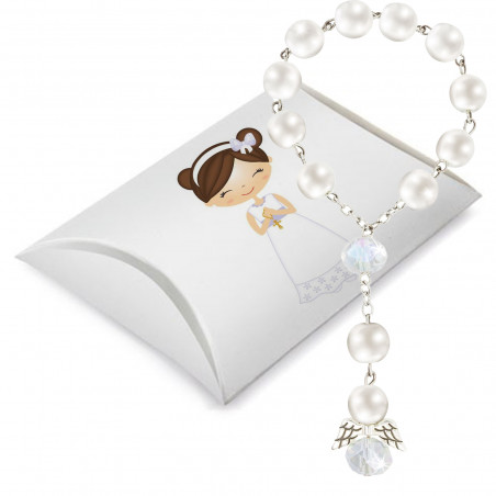 Rosario di perle bianche con angelo presentato in una scatola di cartone con adesivo della comunione
