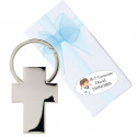 Portachiavi a forma di croce per bambino della comunione con adesivo personalizzato presentato in una scatola