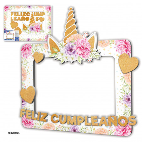 Photocall unicorno con fiori e lettere glitterate. Ideale per compleanni magici.