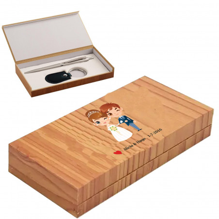 Penna e portachiavi in una custodia di legno personalizzata con adesivi per matrimonio