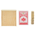 Gioco di dadi e carte in una scatola di legno con adesivi personalizzati per matrimonio