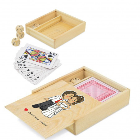 Gioco di dadi e carte in una scatola di legno con adesivi personalizzati per matrimonio