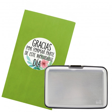 Portacarte a fisarmonica in alluminio argentato presentato in una busta verde con adesivo con una frase di ringraziamento