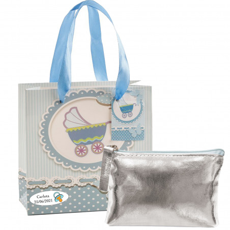 Borsetta argentata presentata in una borsa con un adesivo personalizzato per il battesimo di un bambino