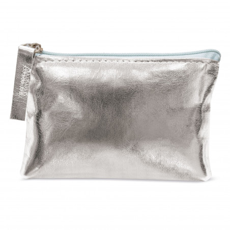 Borsetta argentata presentata in una borsa con un adesivo personalizzato per il battesimo di un bambino