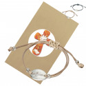 Bracciale da donna in cordino con medaglia a croce e confezionato in busta kraft con adesivo personalizzabile