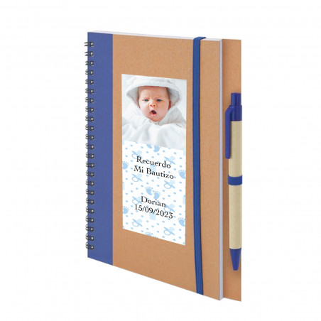 Quaderno in cartone riciclato con adesivo personalizzato con foto e testo per il battesimo di un bambino