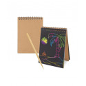 Libretto scrapy per disegnare in multicolore presentato per la comunione con adesivo di bambina