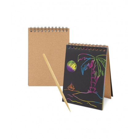 Libretto scrapy per disegnare in multicolore presentato per la comunione con adesivo di bambina