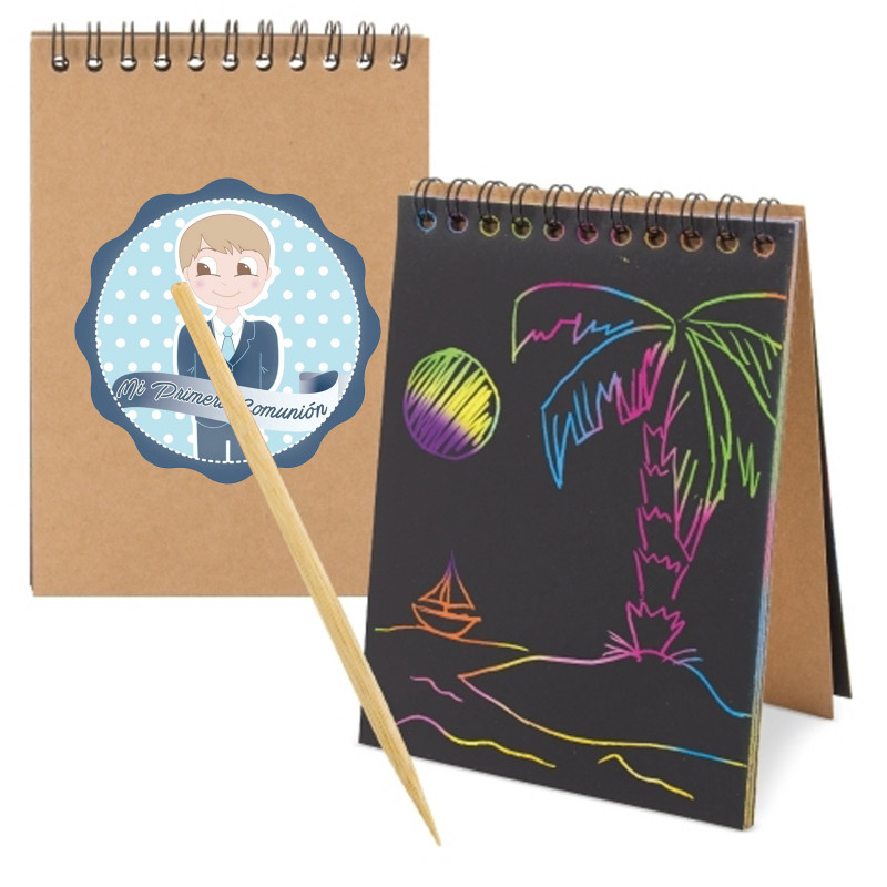 Quaderno da disegnare in multicolore presentato per la comunione con l adesivo del bambino