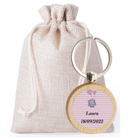 Portachiavi da battesimo personalizzato per bambina presentato con sacchetto
