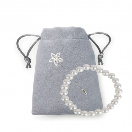 Bracciale di perle bianche con spilla a forma di stella e borsa in camoscio