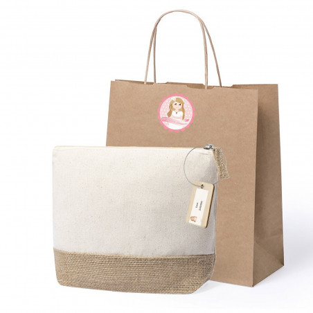 Beauty case in tessuto con cerniera presentato in una borsa kraft con adesivi personalizzati per la comunione