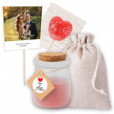 Candela e lecca-lecca personalizzati con adesivo in una rustica borsa regalo per matrimonio