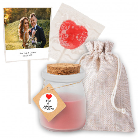 Candela e lecca-lecca personalizzati con adesivo in una rustica borsa regalo per matrimonio