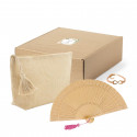 Trousse cosmetica con braccialetto e ventaglio in scatola con adesivo personalizzato per la festa della mamma