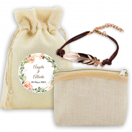 Portafoglio e braccialetto presentati in una borsa di stoffa con un adesivo personalizzato