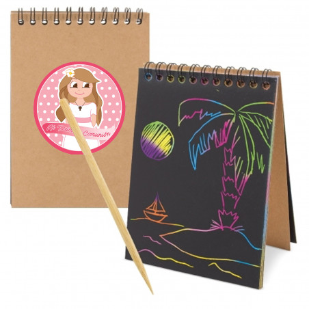 Libretto scrapy per disegnare in multicolore presentato per la comunione con adesivo di bambina