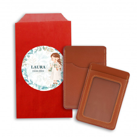 Porta biglietti da visita marrone in un sacchetto di carta kraft con un adesivo personalizzato per la comunione della bambina