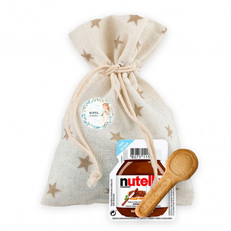 Nutella con cucchiaio per biscotti in un sacchetto di stoffa e distintivo personalizzato per i dettagli della comunione della
