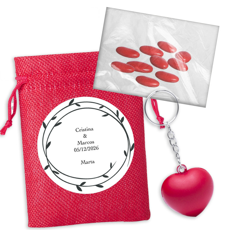 Portachiavi a forma di cuore e confetto in sacchetto rosso con adesivo personalizzato
